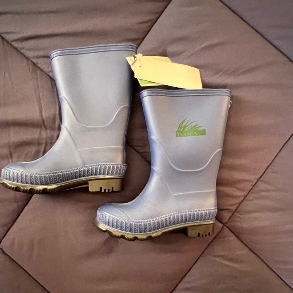 It's a toddler Blue Rain Boots